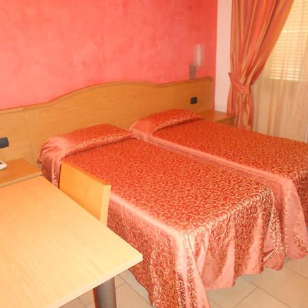 Hotel Tenda Rossa Марина ди Карара Екстериор снимка