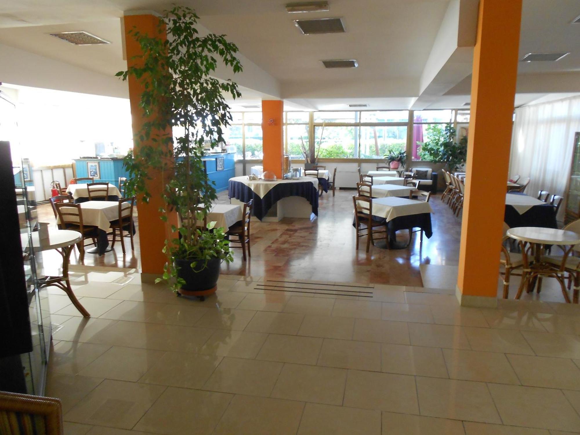 Hotel Tenda Rossa Марина ди Карара Екстериор снимка