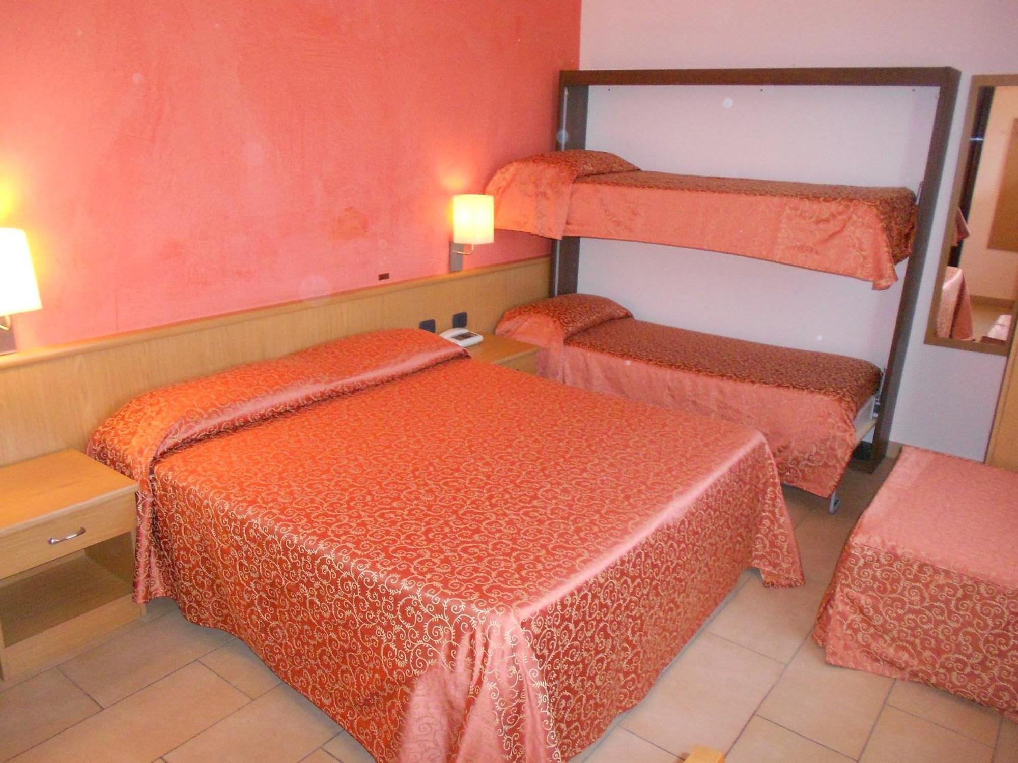 Hotel Tenda Rossa Марина ди Карара Екстериор снимка