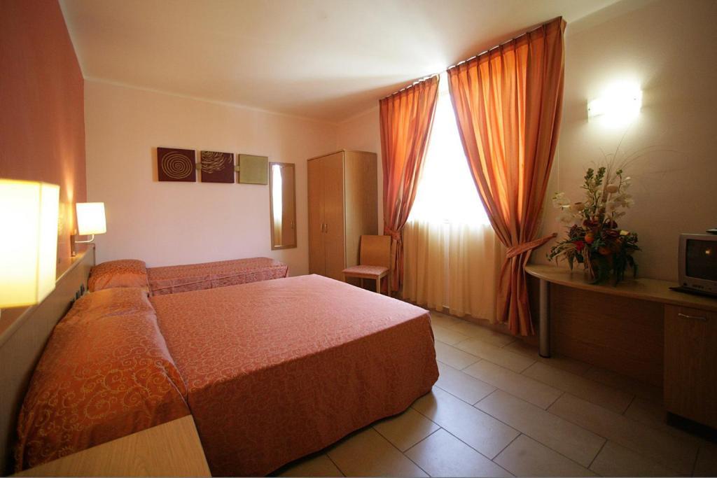 Hotel Tenda Rossa Марина ди Карара Стая снимка
